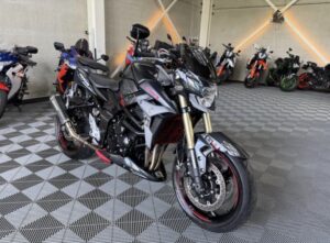 SUZUKI GSR 750